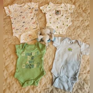 🧸Gerber 4 Onesies in Green, Light Blue, and two Pattern.